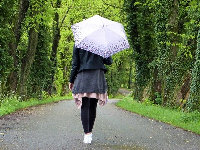 Frau mit Regenschirm