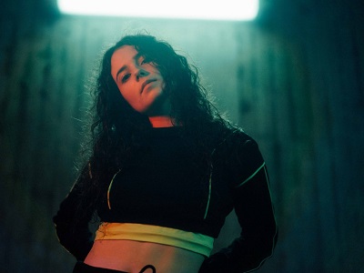 privat Adina Mitchell vor dunklem Hintergrund