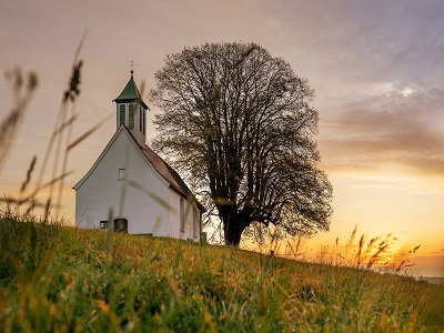Eine Kirche in ländlicher Landschaft