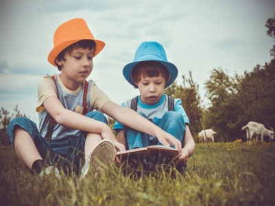 Zwei Kinder lesen in einem Buch