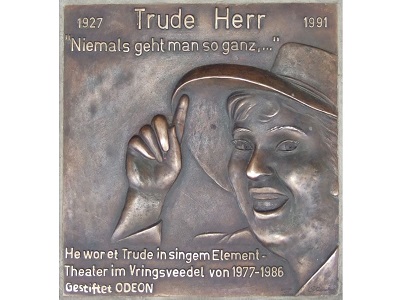 Gedenktafel von Trude Herr