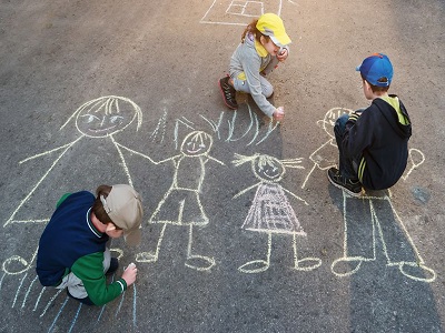 Kinder malen mit Kreide auf der Strasse