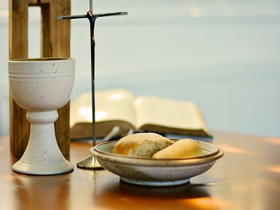 Kirchenaltar mit Abendmahlsgeschirr