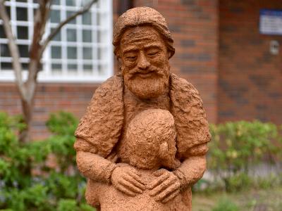 Skulptur vom verlorenen Sohn und seinem Vater