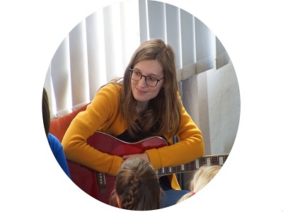 www.widdert.com Lara Erlach mit Gitarre
