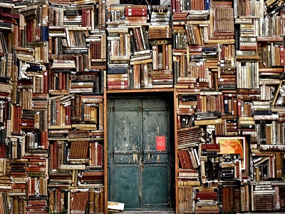 Ein großes Regal voller Bücher