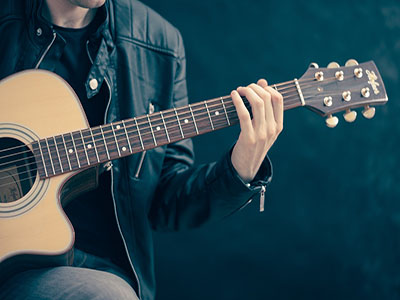 Mit der Gitarre unterwegs. Foto: (c) Pixabay